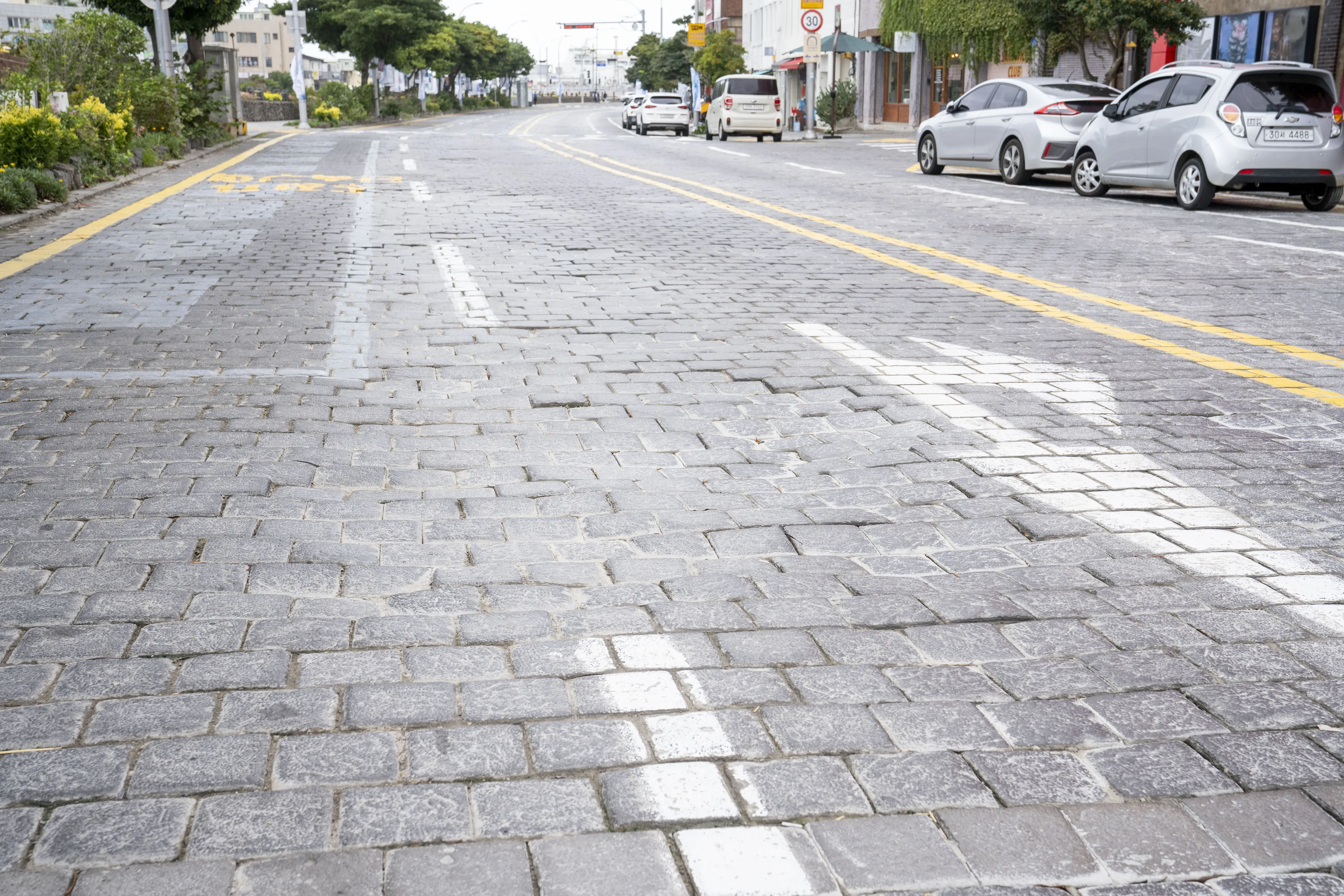 산지로 일대 도로에 깔란 사괴석이 차량통행으로 울퉁불퉁해져 있다. 독자 제공