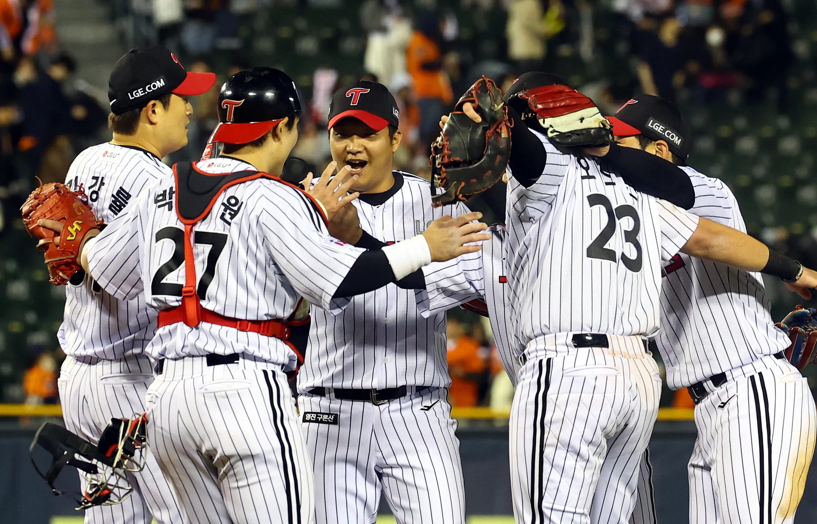 LG, 개막 3연승 신바람  25일 오후 서울 송파구 잠실야구장에서 열린 프로야구 2025 KBO리그 한화 이글스 대 LG 트윈스의 경기, LG가 5대0으로 승리 후 선수들이 기쁨을 나누고 있다. 2025.03.25. 뉴시스