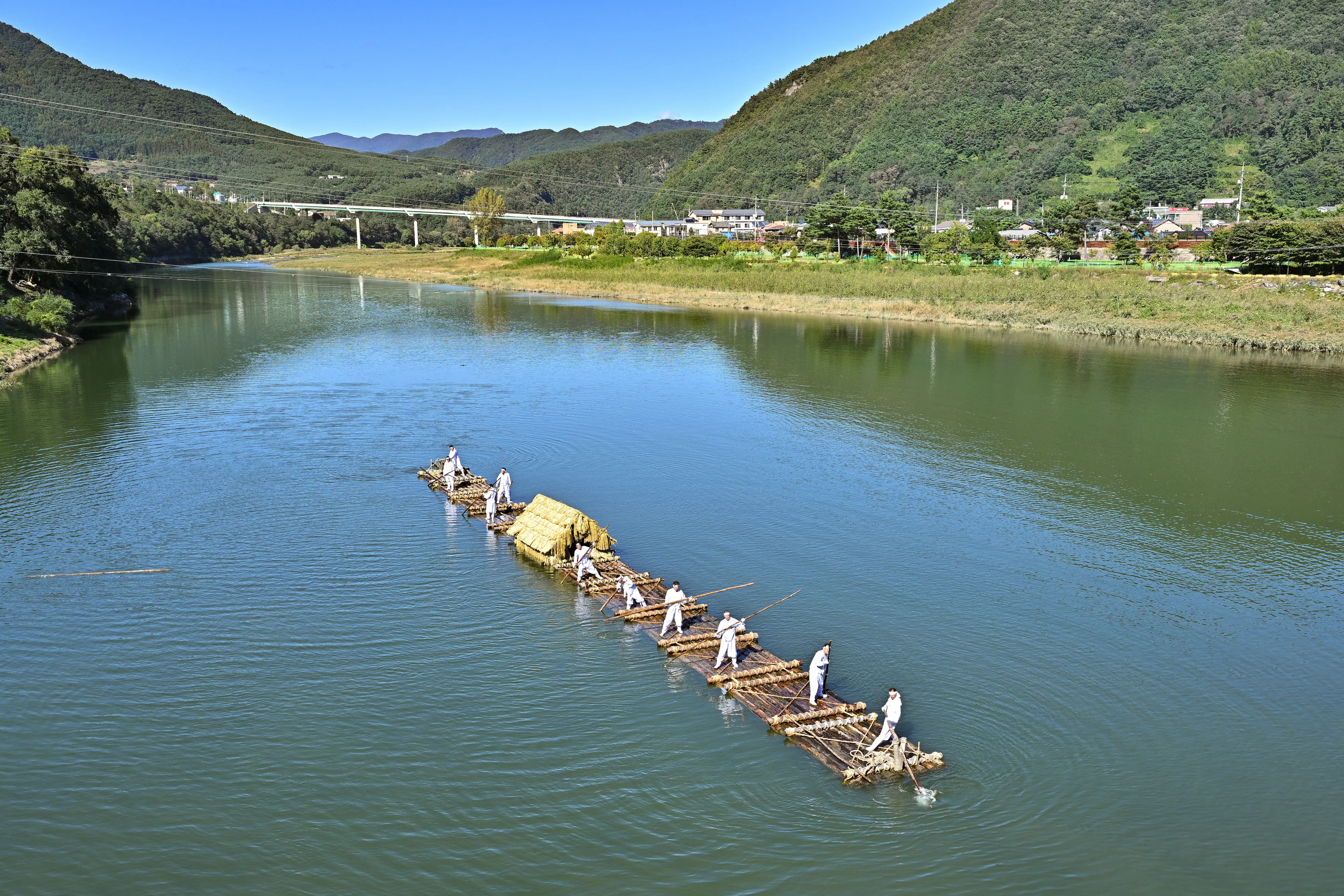지난해 10월 열린 정선아리랑제의 프로그램 중 하나인 뗏목 시연.
정선군 제공