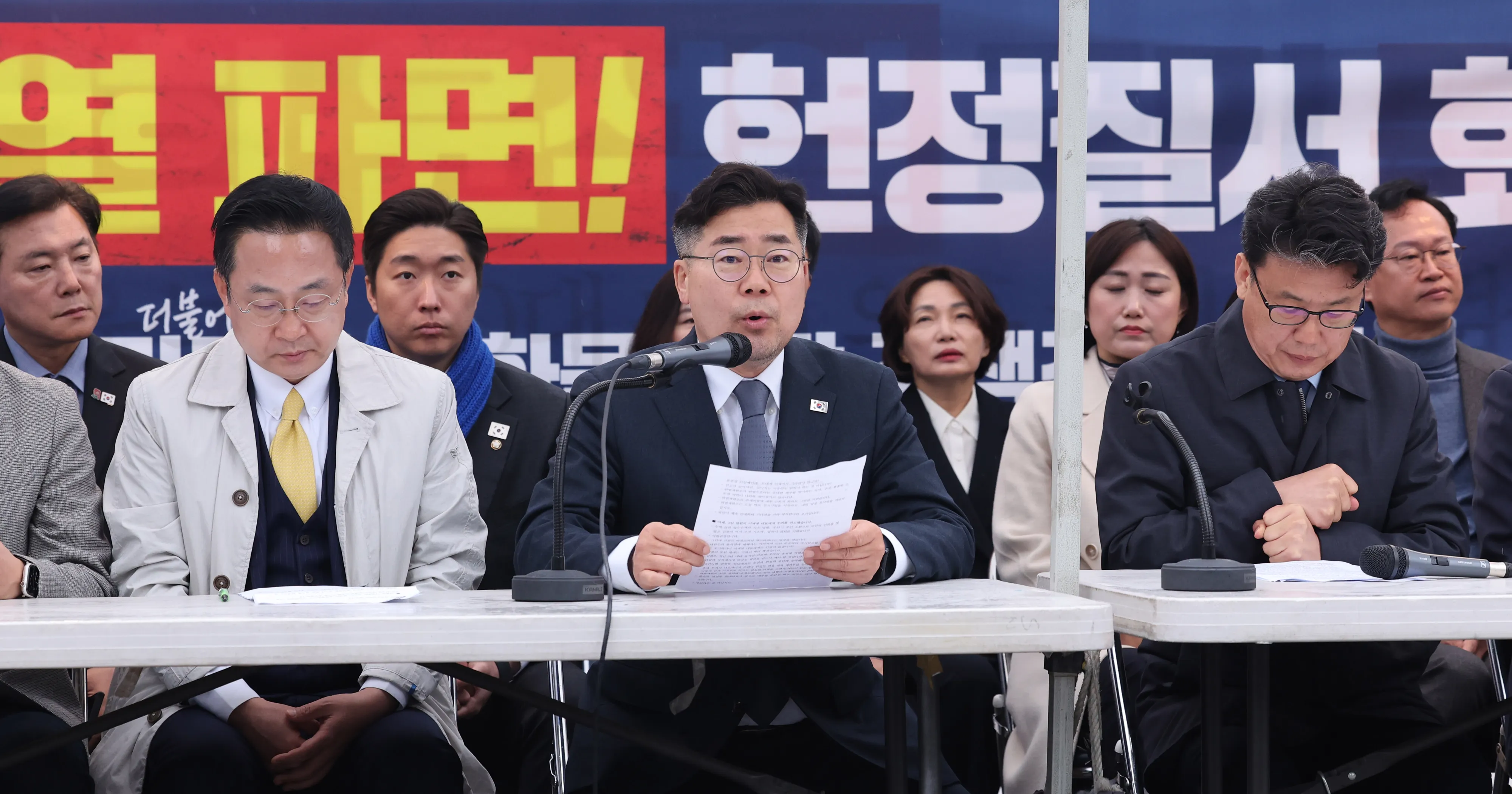 정책조정회의 주재하는 박찬대 원내대표  박찬대(가운데) 더불어민주당 원내대표가 27일 서울 종로구 광화문 앞 민주당 천막당사에서 열린 정책조정회의에서 발언하고 있다. 2025.3.27