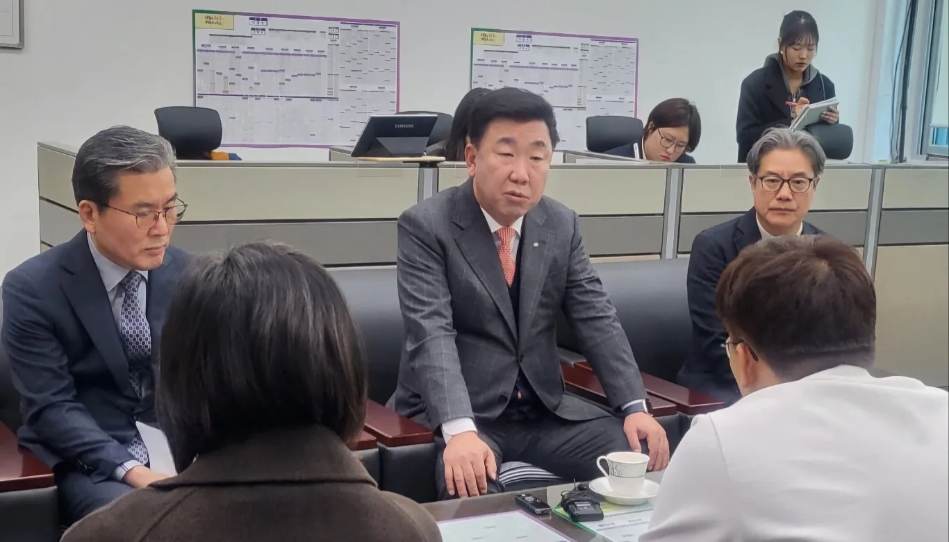 이범석(가운데) 청주시장이 지난 19일 기자들을 만나 프로야구 한화이글스가 청주 경기를 배정하지 않는 건 배신행위라고 목소리를 높이고 있다. 
청주시 제공