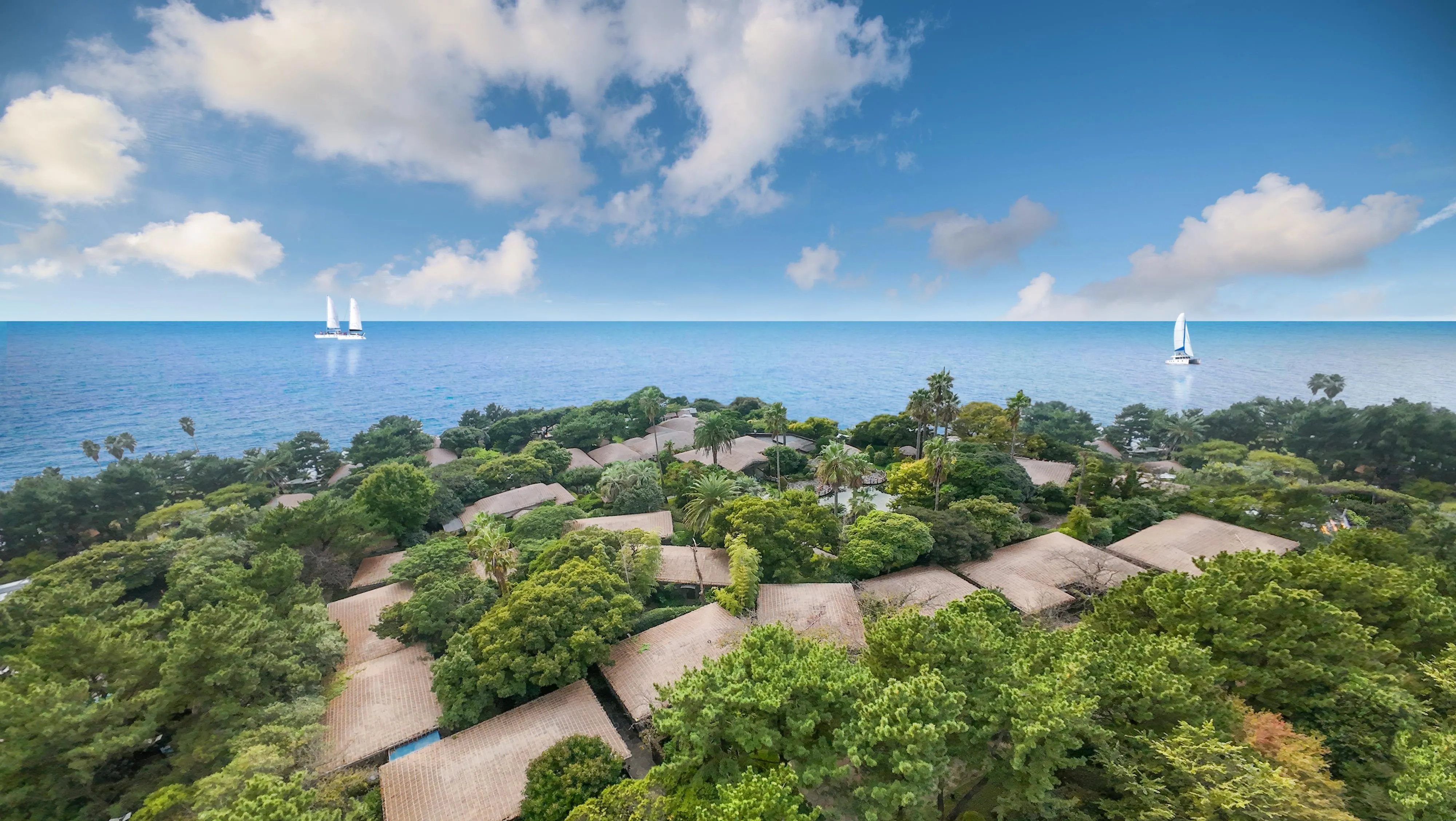 ‘폭싹 속았수다’가 인기를 끌면서 제주전통문화의 숨결이 깃든 관광지가 재조명되고 있다. 마치 남태평양 해외 휴양지에 온 듯한 착각을 불러 일으키는 제주 중문관광단지내 씨에스호텔앤리조트의 모습. 제주 씨에스호텔 제공