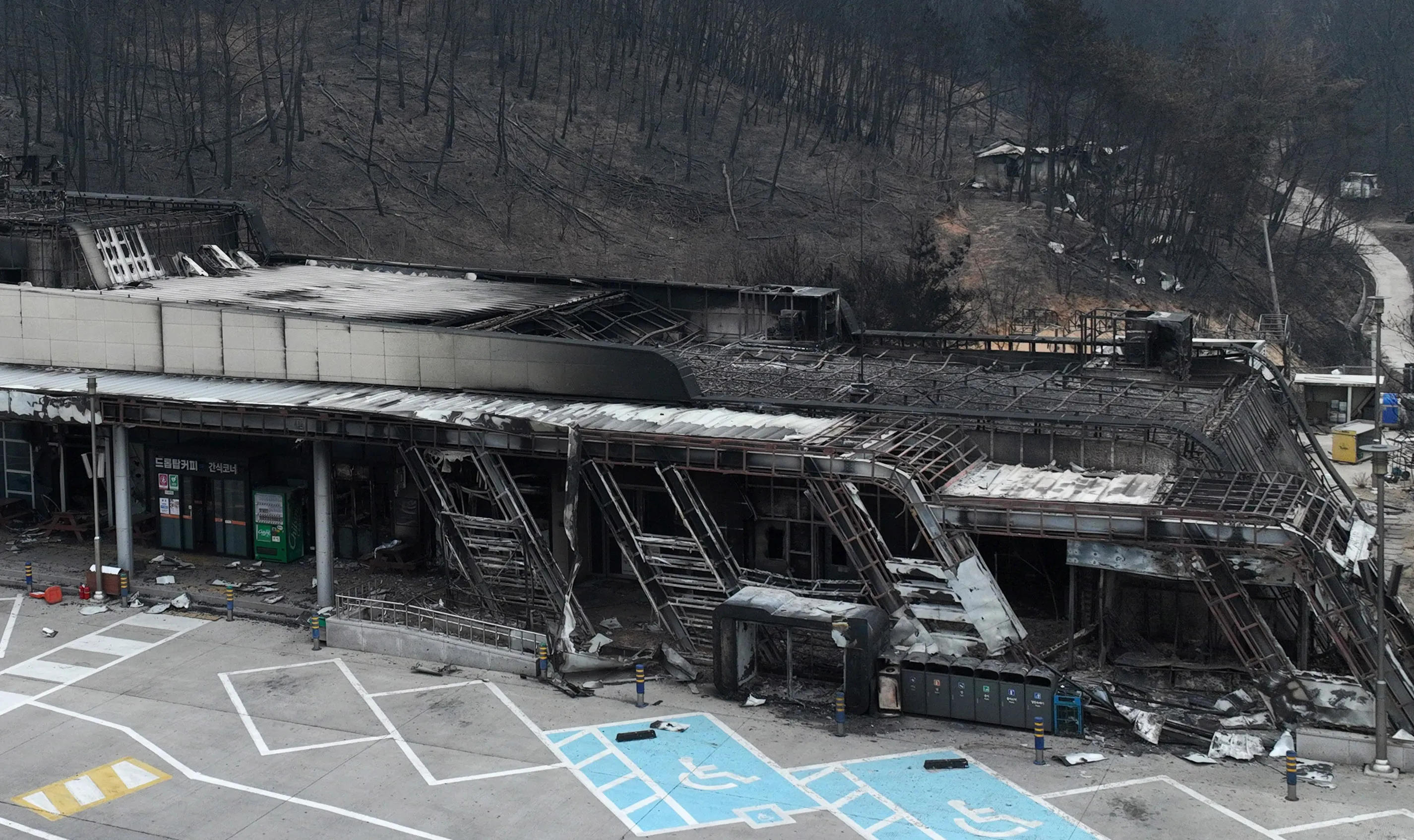 경북 의성 산불 발생 엿새째를 맞은 27일 경북 청송군 서산영덕고속도로 청송휴게소가 불에 타 폐허가 된 모습을 보이고 있다. 2025.3.27 청송 홍윤기 기자