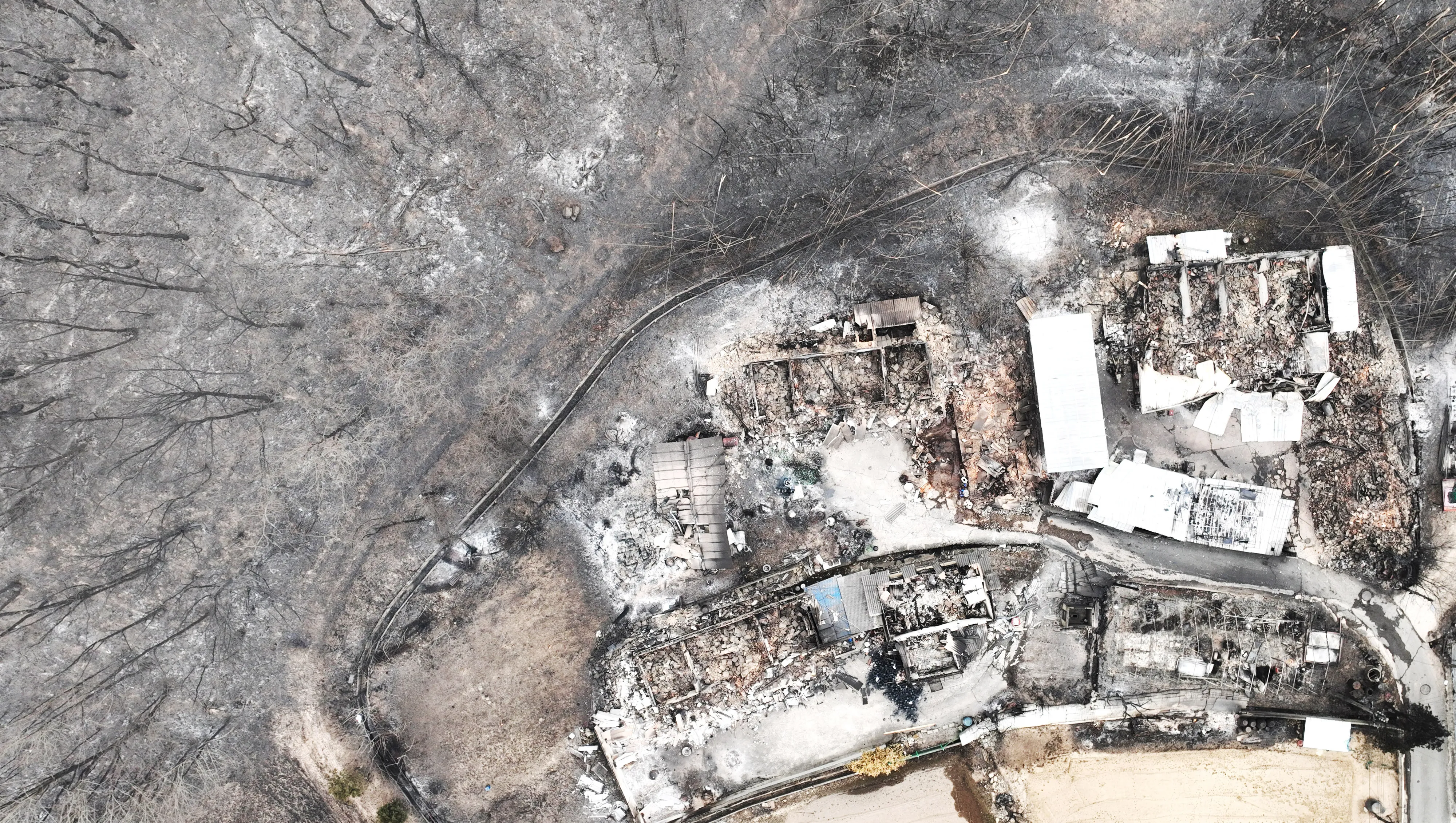 경북 의성 산불이 엿새째를 맞은  27일 경북 안동시 임하면 고곡리 마을이 불에 타 폐허가 된 모습을 보이고 있다. 2025.3.27 의성 홍윤기 기자
