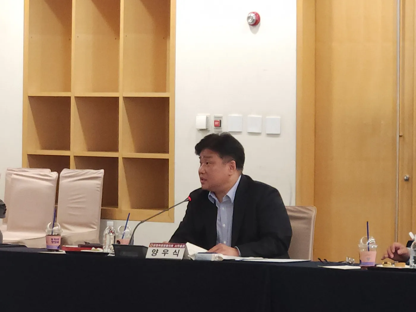 양우식 경기도의회 운영위원장이 정기회의에서 지방의회 감사권 독립을 위한 ‘공공감사법’ 개정 촉구 건의안을 설명하고 있다.