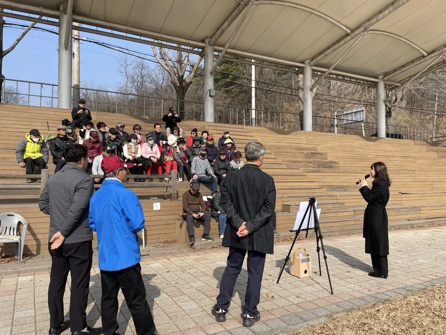 이인애 의원이 공릉천 문화체육공원 내 파크골프장 조성과 관련해 현장을 방문, 주민 의견 반영 여부와 사업 추진 상황을 설명하고 있다.