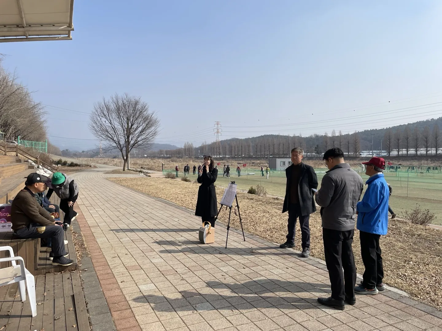 공릉천 파크골프장 조성과 관련해 현장 점검에 나선 이인애 의원이 시민들과 의견을 나누고 있다.