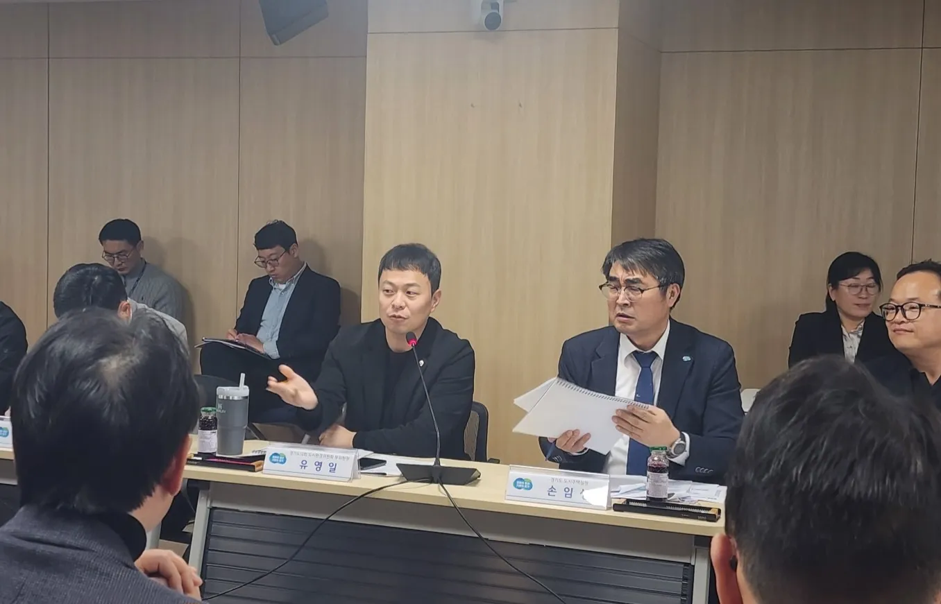 유영일 경기도의원은 제로에너지 아파트 확산을 위한 첫 협의체 회의에서 설치·운영 비용 절감 방안의 중요성을 강조하고 있다.