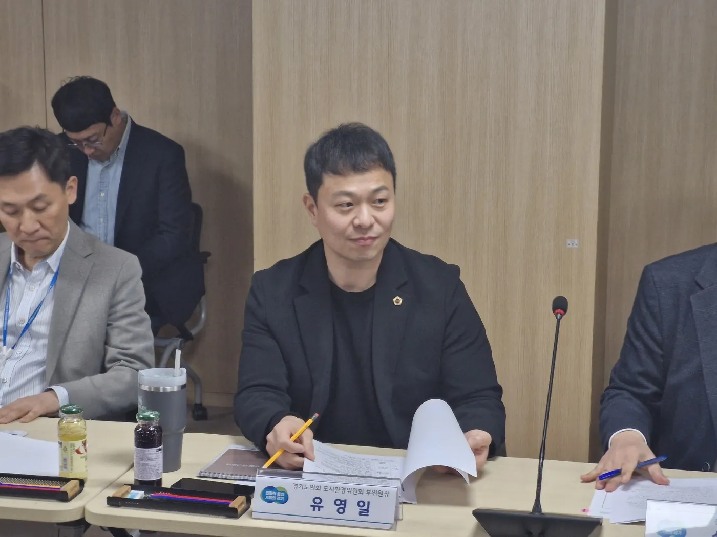 유영일 의원이 제로에너지 아파트 표준모델 개발 협의체 회의에서 주거 취약계층을 위한 실질적 지원 대책 마련을 당부하고 있다.