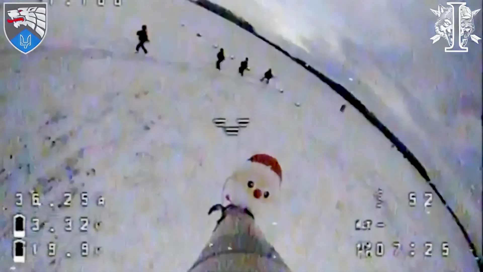 17일 공개된 동영상에서 북한군으로 추정되는 병사들이 러시아 쿠르스트 지역의 눈밭에서 우크라이나군 제8특수작전연대 소속 공격용 드론이 날라오자 황급히 도피하고 있다. 2024.12.17 키이우포스트 캡쳐