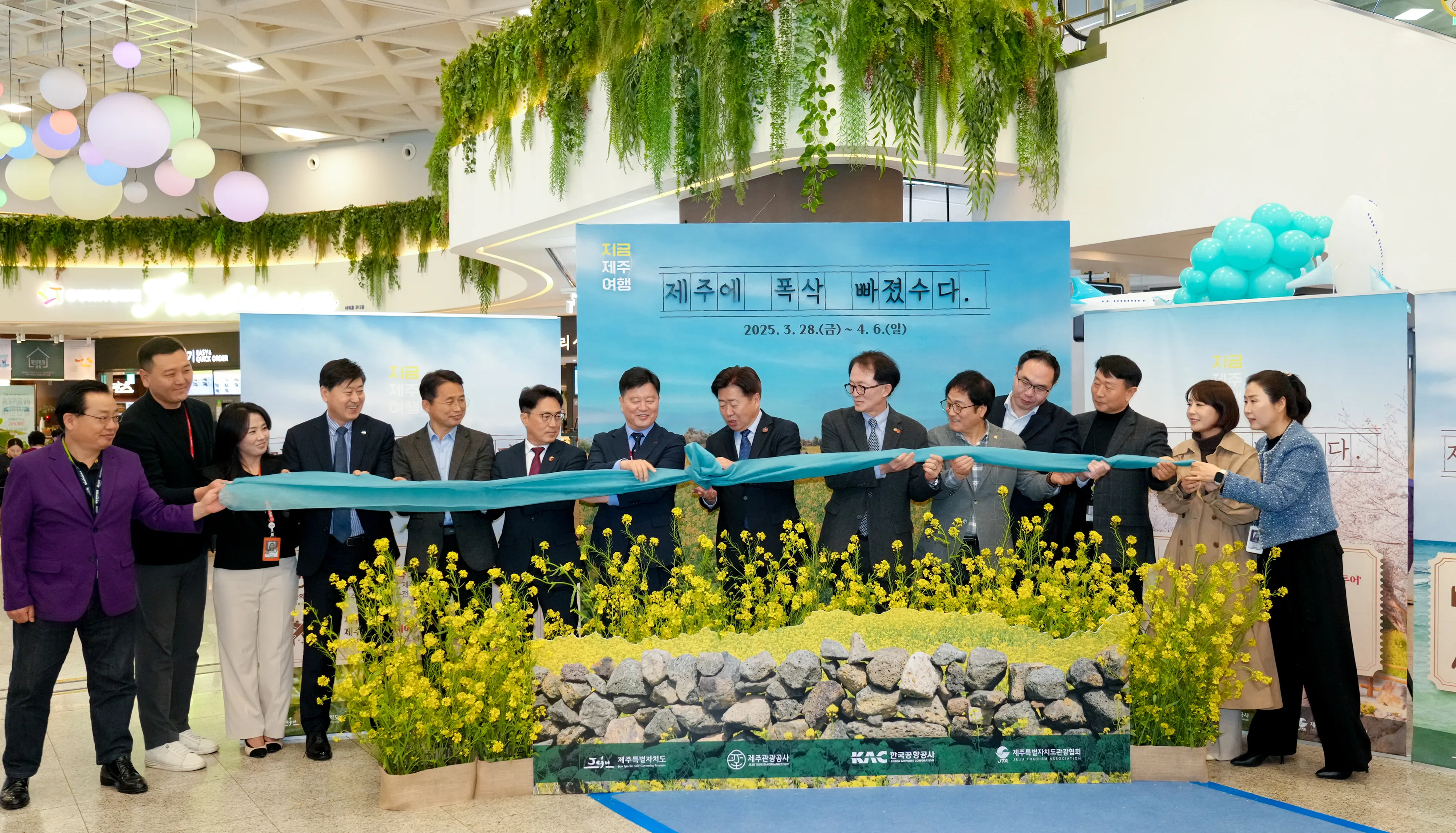 제주국제공항 1층에 드라마 ‘폭싹 속았수다’ 촬영지를 재현한 유채꽃 포토존이 만들어졌다. 제주도 제공