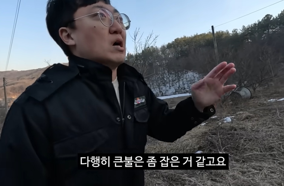 ‘충주맨’ 김선태 충주시청 주무관이 지난 4일 충주시청 유튜브에 올린 영상을 통해 산불 진화 작업을 하는 모습을 공개했다. 자료 : 충주시 유튜브