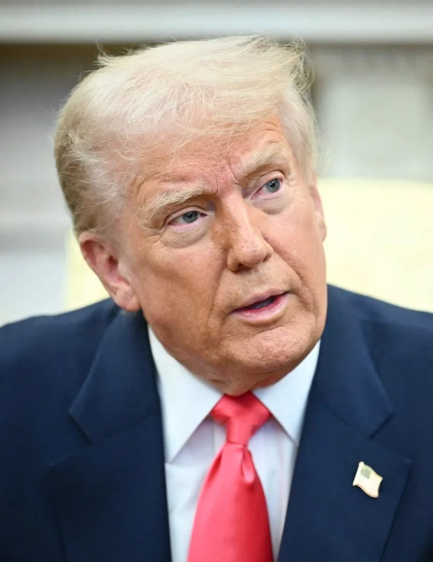 도널드 트럼프 미국 대통령이 12일(현지시간) 워싱턴DC 백악관에서 열린 미할 마틴 아일랜드 총리와 회담 중 취재진에 “유럽연합(EU)의 보복 관세에 대응할 것이다. 우리는 돈의 전투에서 이길 것이다”고 밝히고 있다. 2025.3.13 워싱턴 AFP 뉴스1