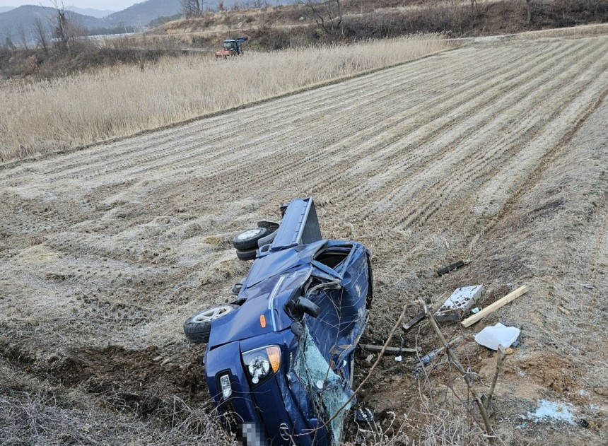 경북 지역에 산불이 확산한 25일 오후 6시쯤 안동시 풍천면 논두렁에서 추락 후 전복된 트럭 운전자 구조가 이뤄지고 있다. 연합뉴스(독자 제공)