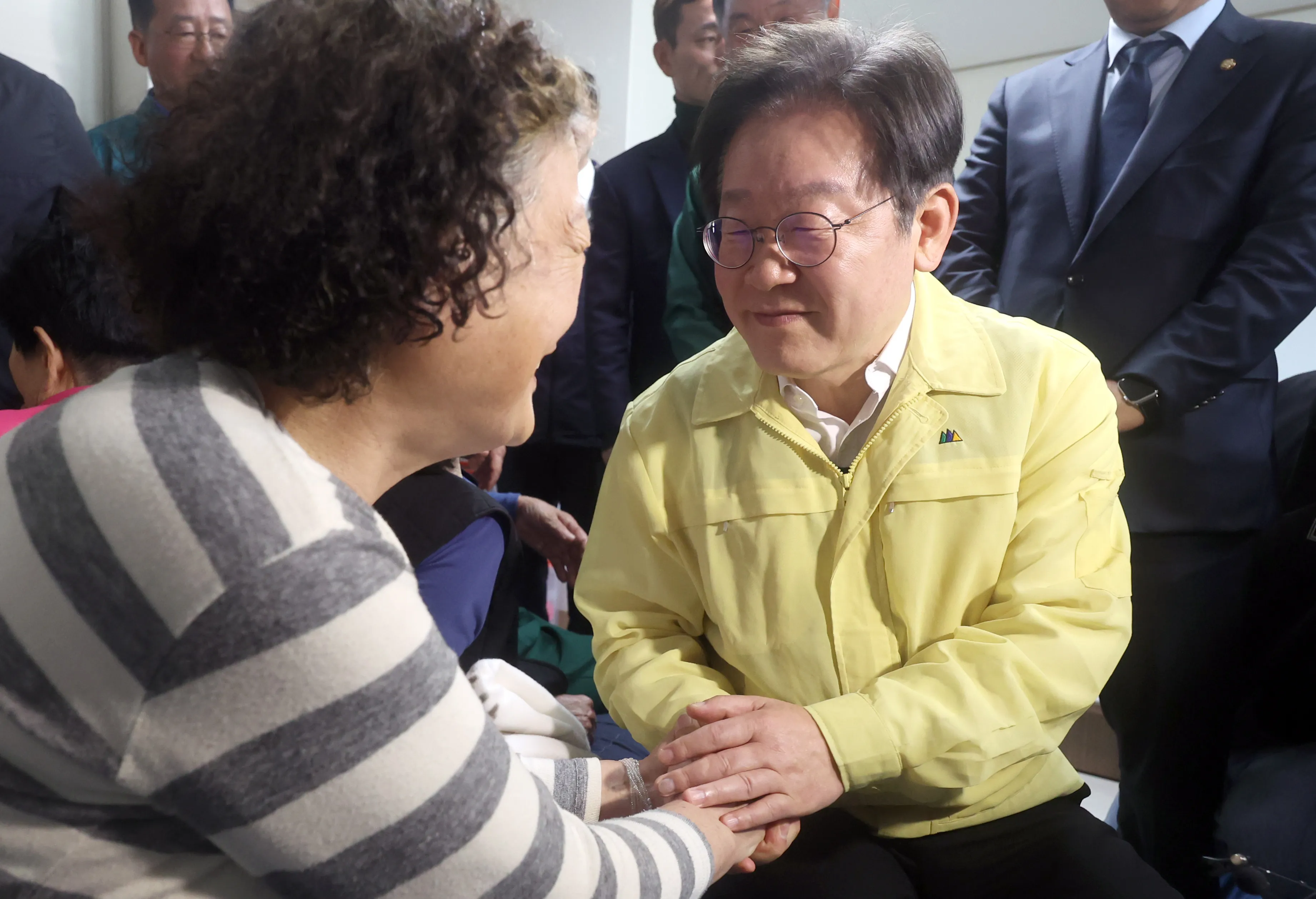 이재민 위로하는 이재명 민주당 대표  이재명(오른쪽) 더불어민주당 대표가 지난 28일 경남 산청군 시천면 산청 화재 이재민 대피소인 한국 선비문화연구원을 찾아 이재민을 위로하고 있다. 2025.3.28