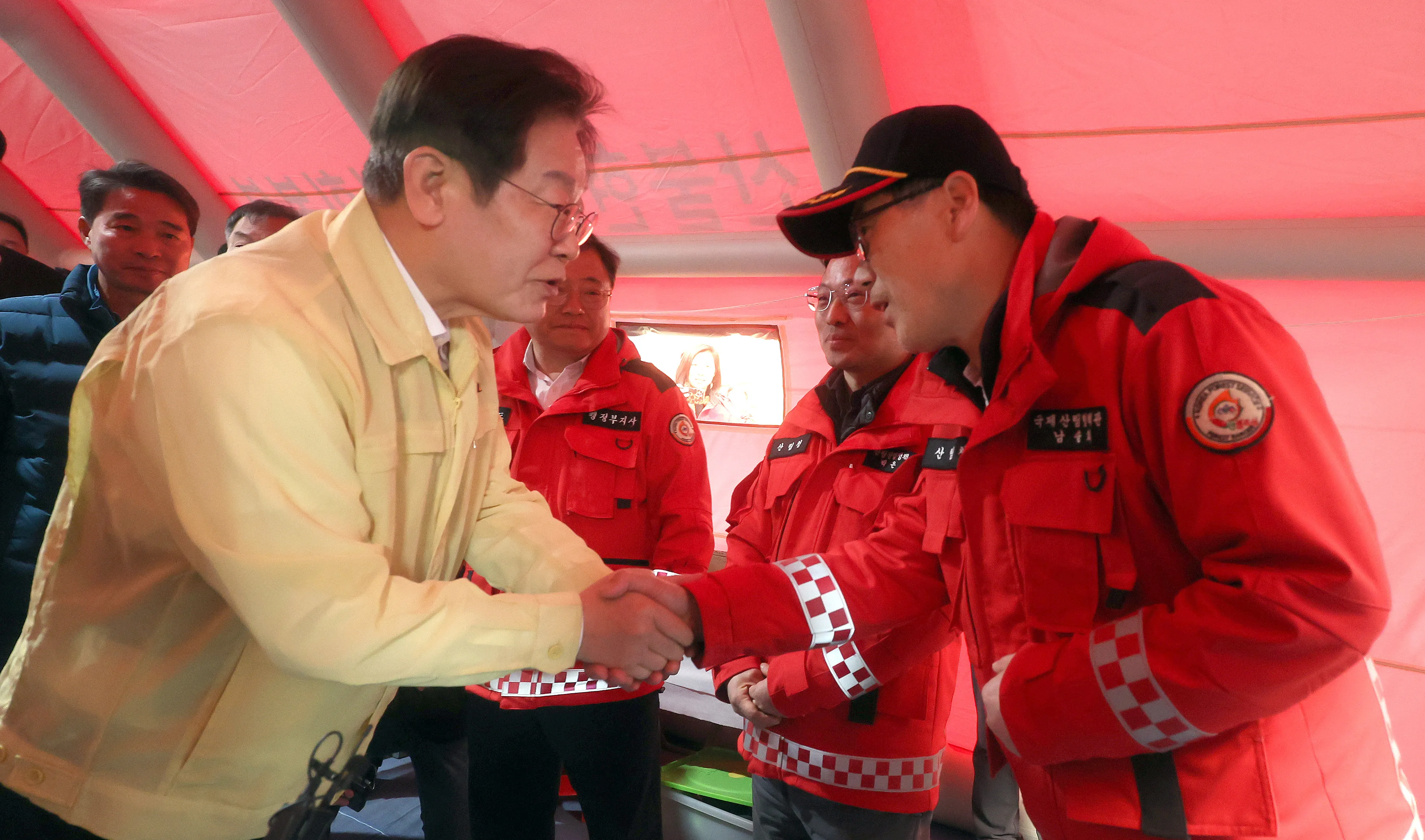 이재명 대표, 산청 산불 현장지휘소 방문  이재명(왼쪽) 더불어민주당 대표가 지난 28일 경남 산청군 시천면 천평리에 마련된 산청 산불 현장지휘소로 찾아 관계자와 악수하고 있다. 2025.3.28