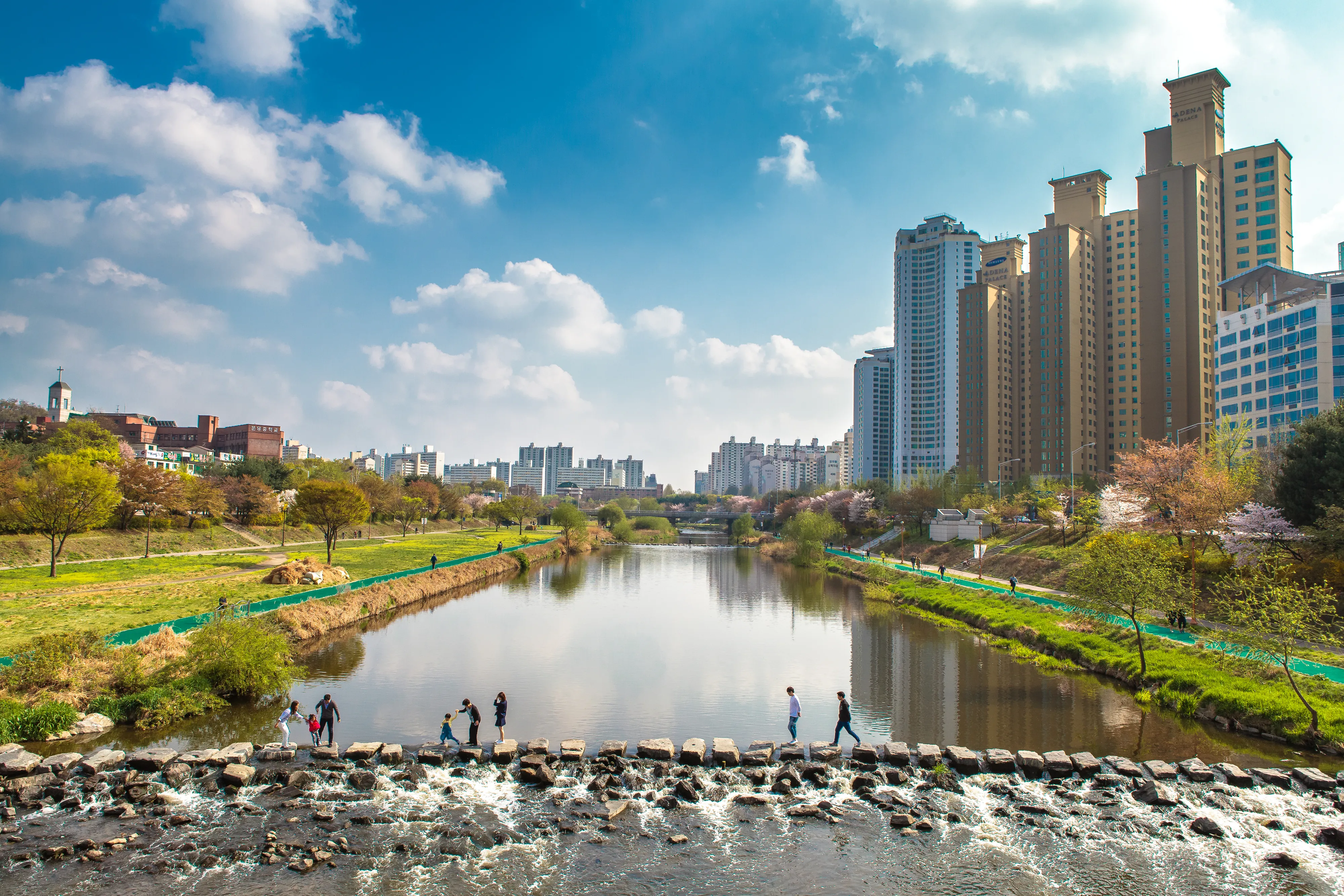 봄이 오는 탄천의 돌다리를 시민들이 여유롭게 건너고 있다.
성남시 제공