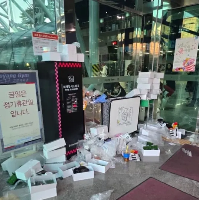 29~30일 양일간 가수 지드래곤(왼쪽)의 8년만의 단독 콘서트 ‘지드래곤 2025 월드투어 위버맨쉬 인 코리아’가 열린 경기 고양종합운동장 내부에 일부 관람객들이 굿즈를 구매한 뒤 버린 쓰레기들이 남겨져 있다. 자료 : 온라인 커뮤니티