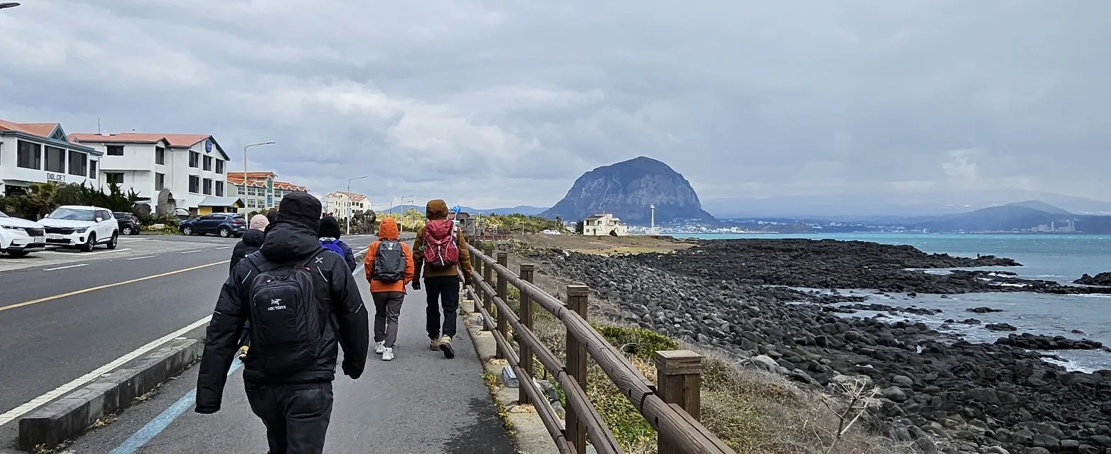 서귀포 송악산이 있는 사계해안도로를 따라 산방산으로 길을 떠나는 제주여행객들의 모습. 제주 강동삼 기자