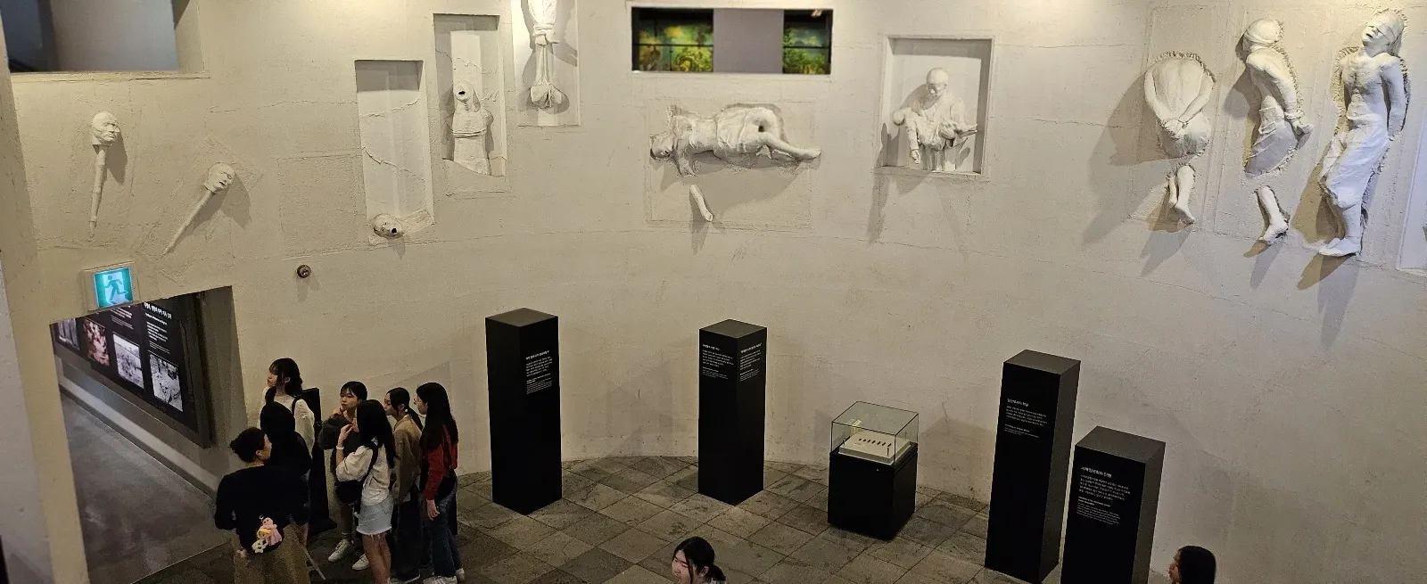 지난 27일 제주4·3평화공원 내 4·3평화기념관 상설 전시실을 관람하고 있는 수학여행단.