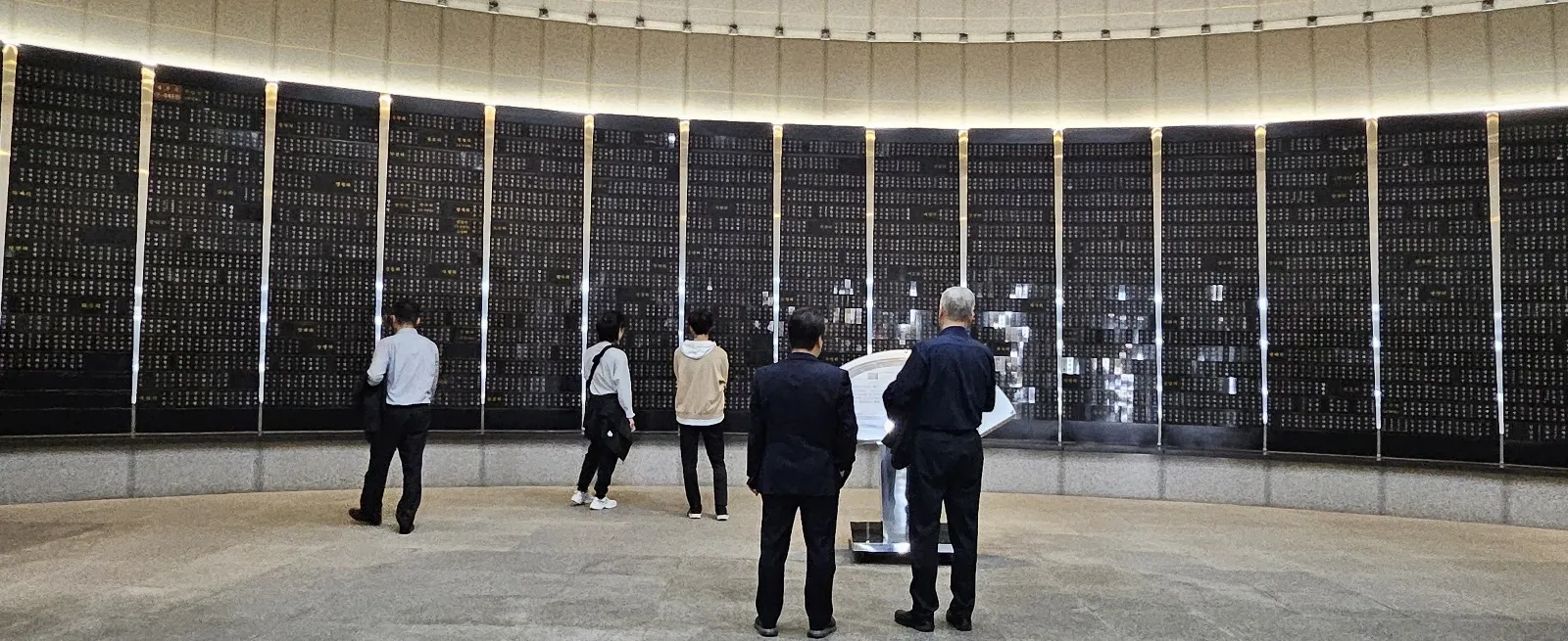 다크 투어를 하는 관광객과 수학여행단이 지난 27일 4·3 희생자로 공식 인정된 1만 4000여명의 위해가 봉안된 제주4·3평화공원 위패봉안실을 둘러보고 있다.