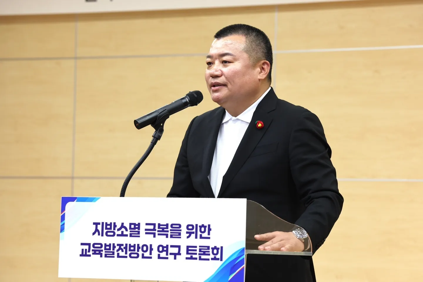 지난달 21일 윤석열 대통령 즉각 파면을 촉구한 후 삭발을 한 정영균 도의원이 교육발전방안 연구 정책토론회에서 기조발언을 하고 있다.