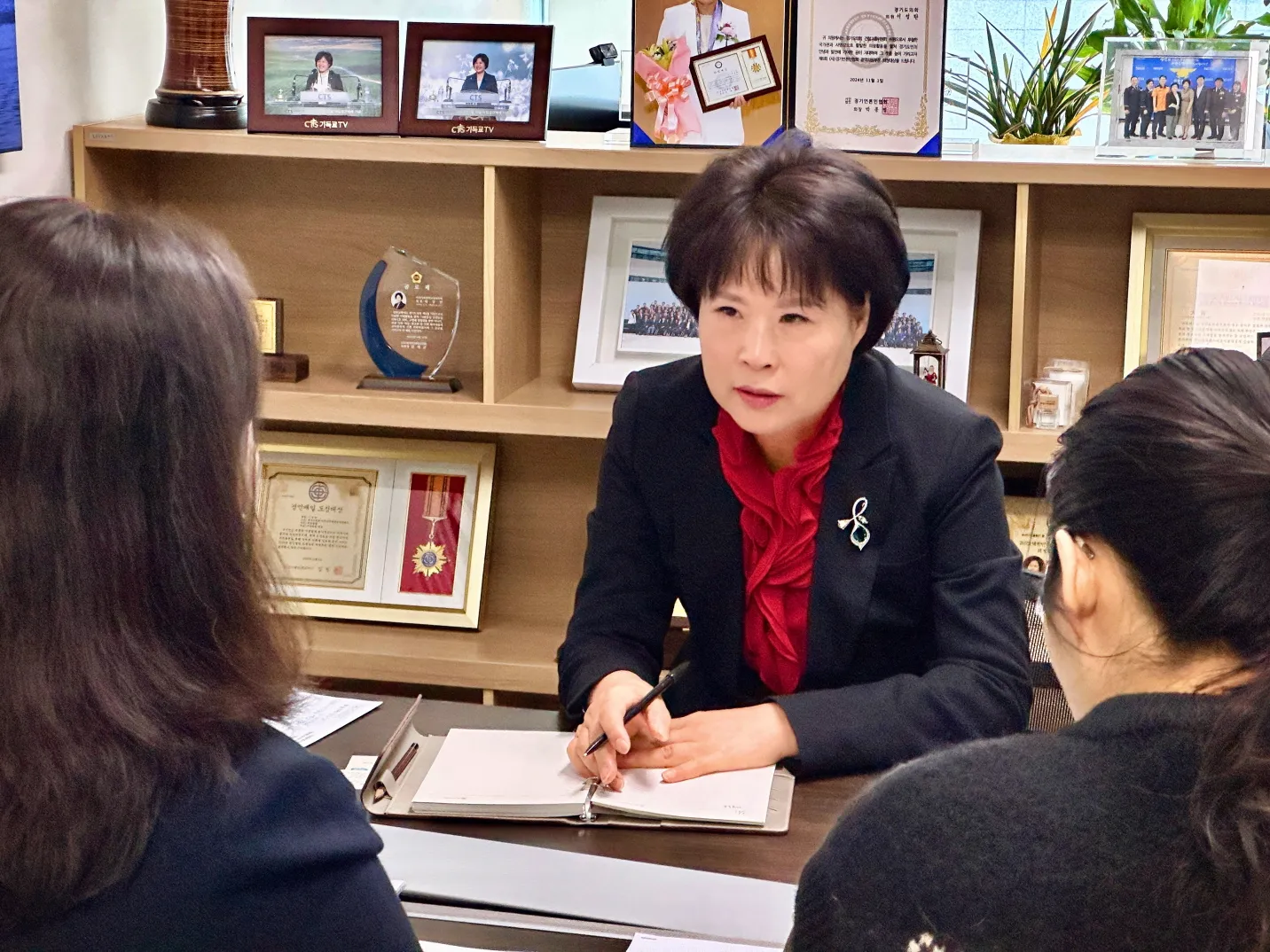 서성란 의원이 31일, 경기도 복지국 노인복지과 관계자들과 회의를 열어 ‘경기도 웰다잉(Well-Dying) 문화조성에 관한 조례’에 따른 지원 사업 현황을 점검하고, 정책 개선 방안을 논의하고 있다.