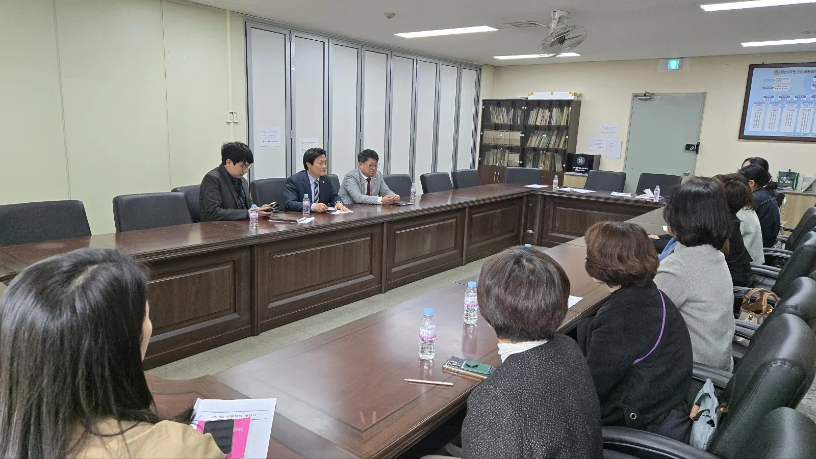 문형근 의원(가운데)이 안양시어린이집연합회와의 정담회에서 보육 현장의 주요 현안을 청취하고, 정책 개선 방향에 대해 의견을 나누고 있다.