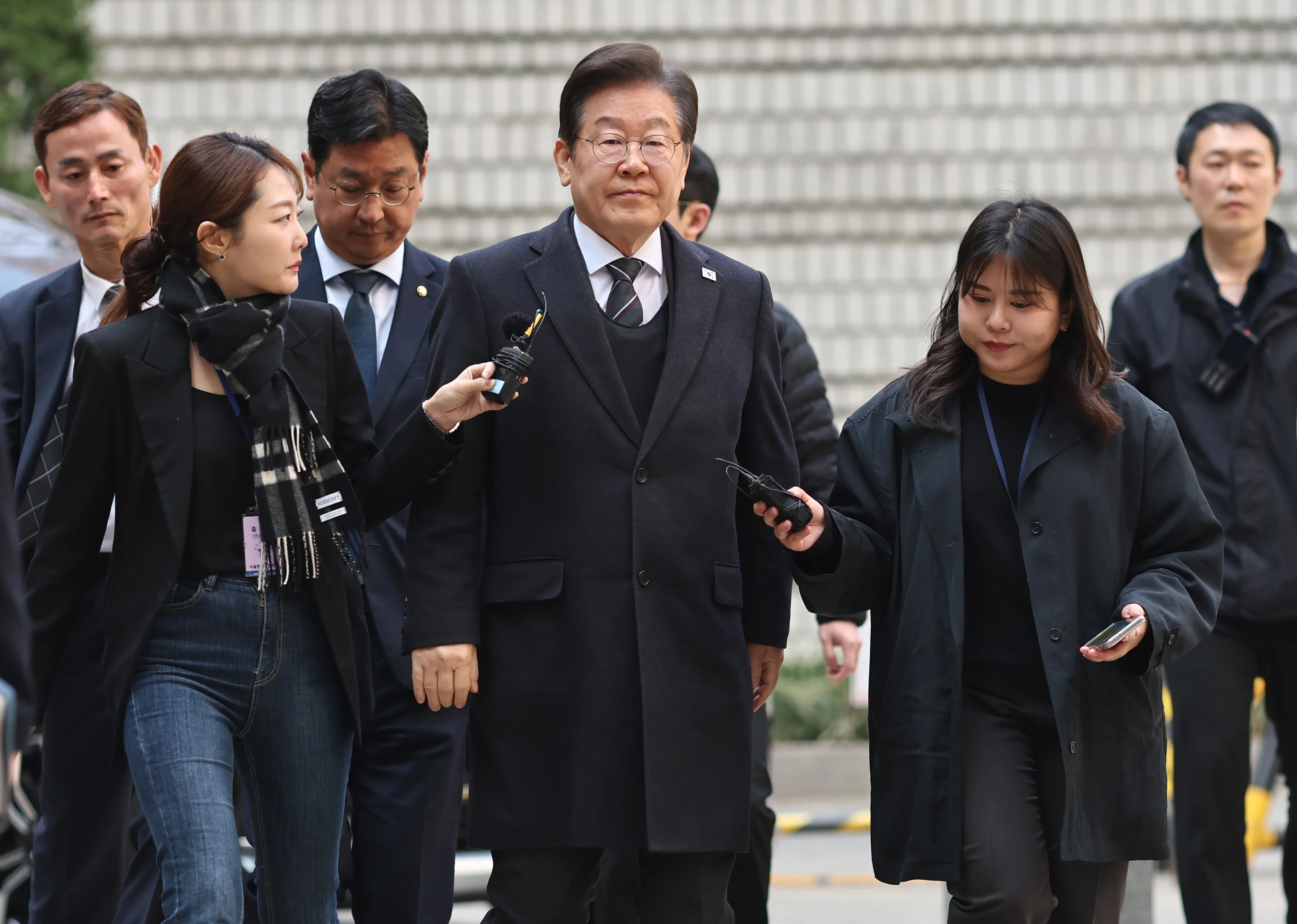 이재명(가운데) 더불어민주당 대표가 1일 서울 서초구 서울중앙지법에서 열린 ‘대장동·위례·백현동·성남FC 사건’ 1심 공판에 출석하고 있다.
연합뉴스