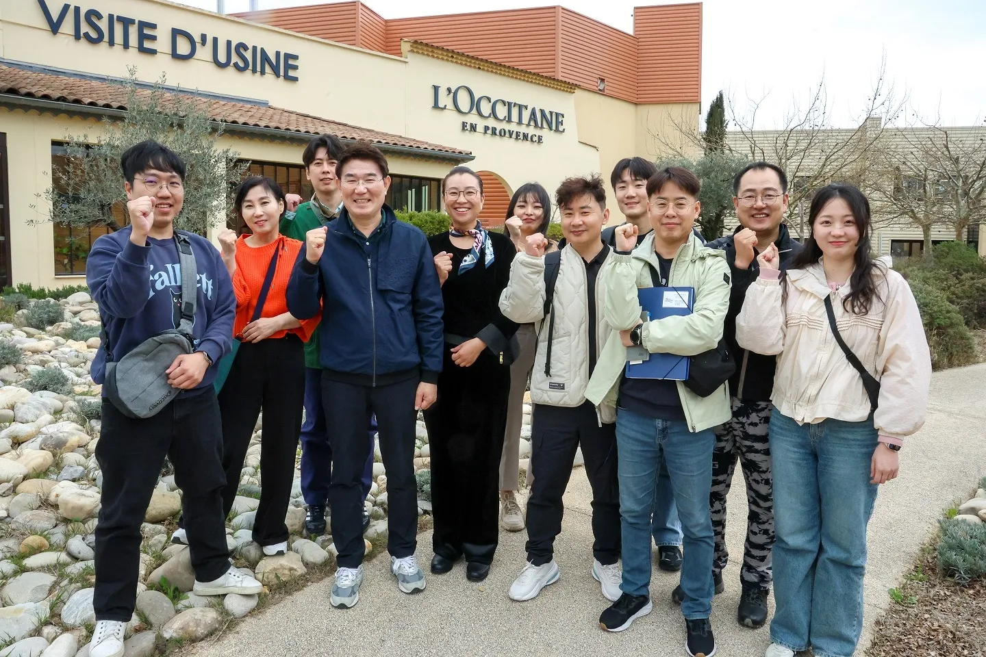 노관규 시장과 직원들이 프랑스 프로방스 지역에 있는 록시땅 본사 앞에서 기념사진을 찍고 있다.