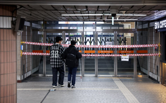 2일 안국역의 모습. 안국역은 선고 당일인 4일 첫 차부터 역을 폐쇄한 뒤 무정차 운행할 예정이다. 2025.4.2  연합뉴스