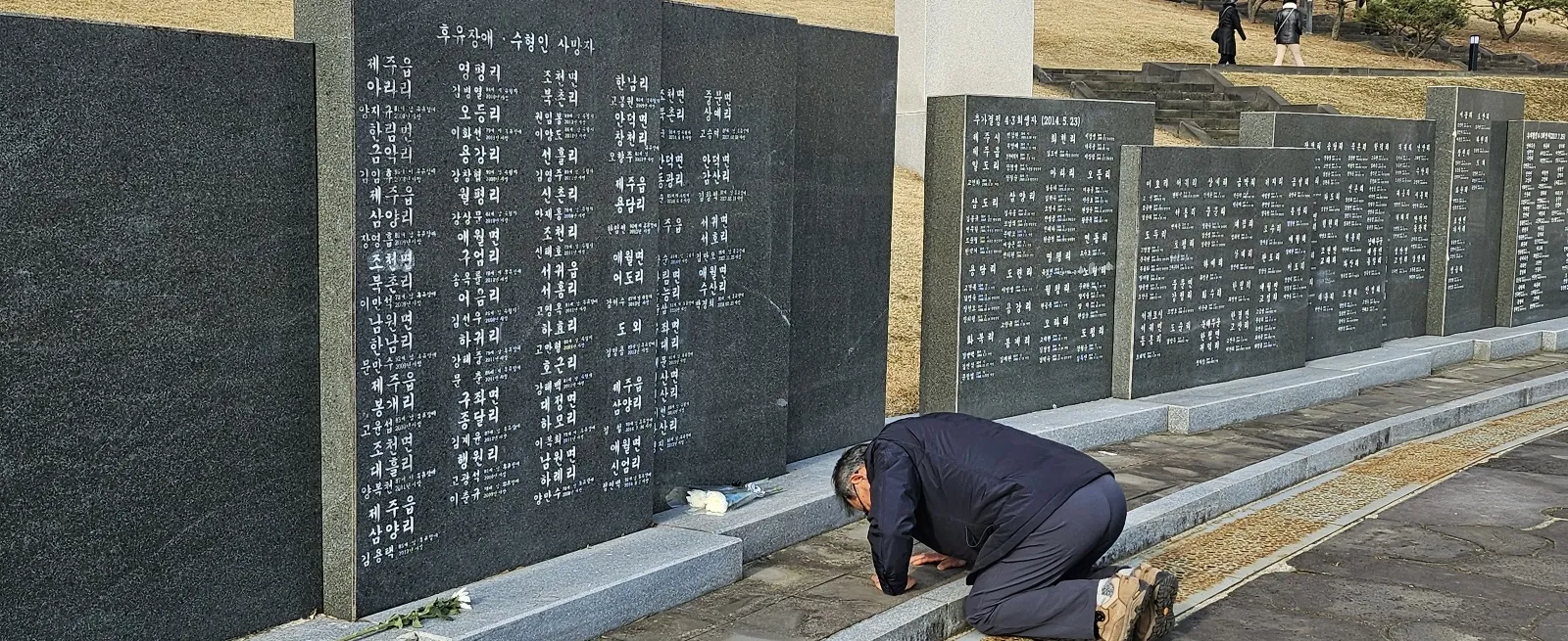 3일 4·3평화공원내 위령단에서 김창희씨가 아버지의 이름앞에서 국화꽃을 바치며 절을 올리고 있다. 제주 강동삼 기자
