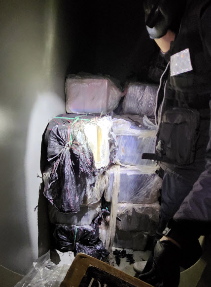 동해지방해양경찰청과 서울본부세관은 2일 강릉시 옥계항에 입항해 정박 중인 선박에서 마약을 발견해 조사 중이라고 밝혔다. 동해해경청과 서울본부세관에 따르면 이날 오전 6시 30분께 벌크선인 A호(3만2천t급·승선원 외국인 20명)가 마약 의심 물질을 선박에 싣고 한국으로 입항한다는 미국 FBI의 정보를 입수하고 해경과 세관 90여명을 동원해 옥계항에 입항한 A호를 집중적으로 수색했다. 2025.4.2. 동해지방해양경찰청 제공