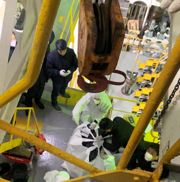 관세청과 해양경찰청은 지난 2일 강릉시 옥계항에 정박한 외국 선박에서 코카인으로 추정되는 대량의 마약을 적발해 조사 중이라고 밝혔다.  합동 검색팀은 선박 기관실 뒤에 마련된 밀실 내부를 집중적으로 수색해 1kg 단위의 코카인 클록 수십개가 들어있는 박스 57개를 발견했다고 말했다. 이는 중량 2t(톤), 시가 1조원 상당으로 6천700만명이 동시에 투약할 수 있는 규모다.  2025.4.3. 관세청 제공