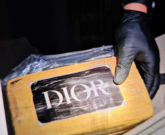 관세청과 해양경찰청은 지난 2일 강릉시 옥계항에 정박한 외국 선박에서 코카인으로 추정되는 대량의 마약을 적발해 조사 중이라고 밝혔다.  합동 검색팀은 선박 기관실 뒤에 마련된 밀실 내부를 집중적으로 수색해 1kg 단위의 코카인 클록 수십개가 들어있는 박스 57개를 발견했다고 말했다. 이는 중량 2t(톤), 시가 1조원 상당으로 6천700만명이 동시에 투약할 수 있는 규모다.  2025.4.3. 관세청 제공