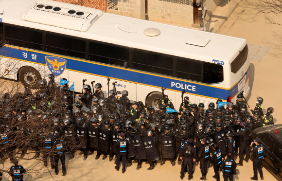 탄핵선고 D-1, 훈련하는 경찰 기동대