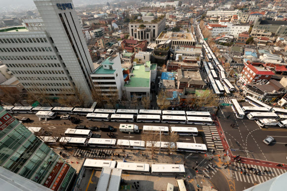 탄핵선고 하루 앞둔 헌재 인근 ‘진공상태’
