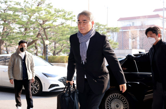 조한창 헌법재판관이 윤석열 대통령 탄핵심판 선고기일인 4일 서울 종로구 헌법재판소로 출근하고 있다. 2025.4.4 사진공동취재단