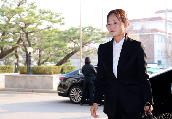 정정미 헌법재판관이 윤석열 대통령 탄핵심판 선고기일인 4일 서울 종로구 헌법재판소로 출근하고 있다. 2025.4.4 사진공동취재단