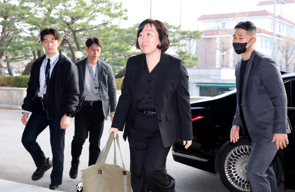 정계선 헌법재판관이 윤석열 대통령 탄핵심판 선고기일인 4일 서울 종로구 헌법재판소로 출근하고 있다. 2025.4.4 사진공동취재단