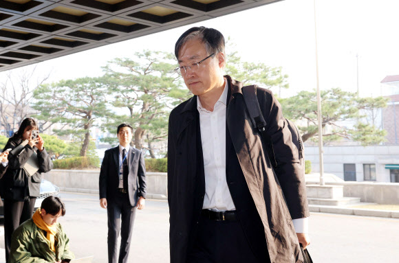 김형두 헌법재판관이 윤석열 대통령 탄핵심판 선고기일인 4일 서울 종로구 헌법재판소로 출근하고 있다. 2025.4.4 사진공동취재단
