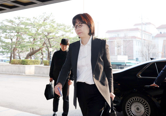 이미선 헌법재판관이 윤석열 대통령 탄핵심판 선고기일인 4일 서울 종로구 헌법재판소로 출근하고 있다. 2025.4.4 사진공동취재단