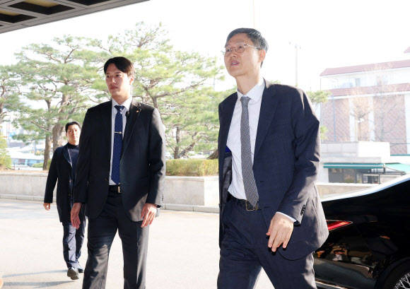 문형배 헌법재판소장 권한대행이 윤석열 대통령 탄핵심판 선고기일인 4일 서울 종로구 헌법재판소로 출근하고 있다. 2025.4.4 사진공동취재단