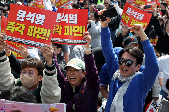 헌법재판소가 윤석열 전 대통령 탄핵 사건에 대해 인용을 선고한 4일 서울 용산구 한남동 관저 인근에서 탄핵에 찬성한 시민들이 환호하고 있다. 2025.4.4 연합뉴스