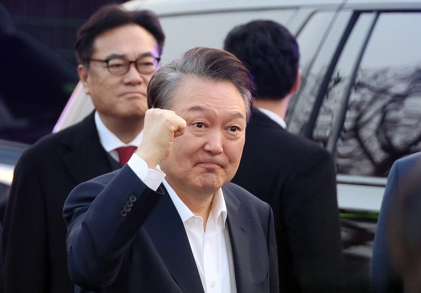 3월 8일 서울구치소에서 석방됐을 당시 윤석열 전 대통령이 서울 한남동 관저 앞에서 차에서 내려 지지자들에게 손을 들어 보이고 있다. 2025.3.8. 연합뉴스