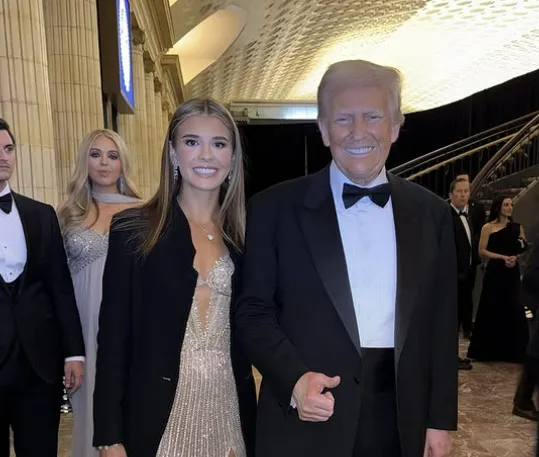 지난 1월 20일(현지시간) 취임식 무도회에 참석한 도널드 트럼프(오른쪽) 미국 대통령과 손녀 카이 트럼프가 기념사진을 촬영하고 있다. 카이 트럼프 인스타그램 캡처
