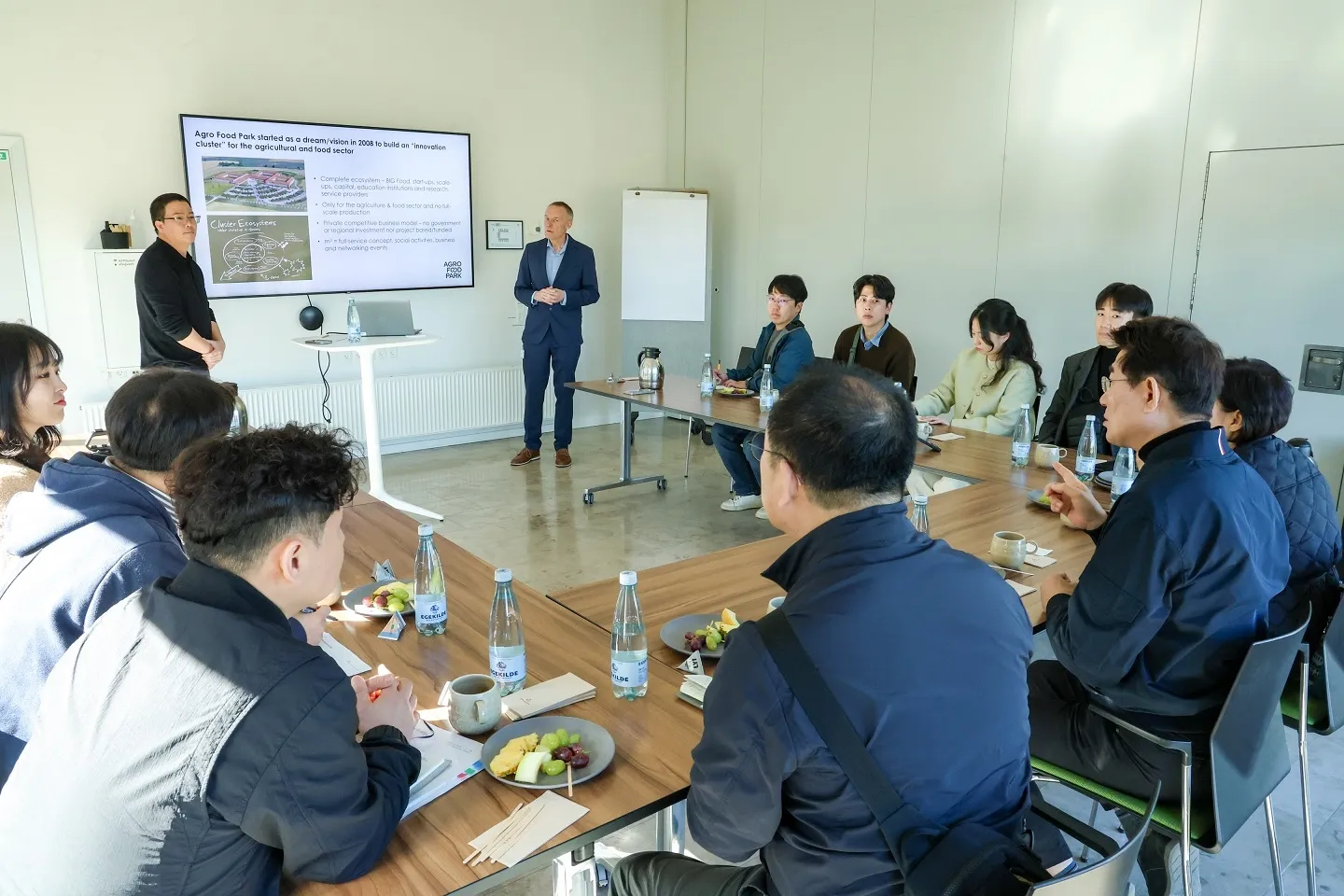 순천시 연수단이 덴마크에 위치한 ‘아그로 푸드파크’에 방문해 관계자로부터 농식품산업에 대한 설명을 듣고 있다.