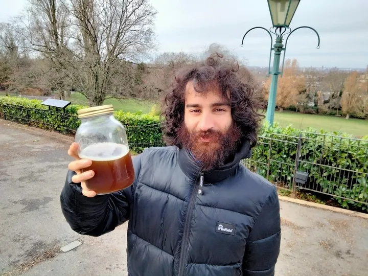 해리 마타딘이 소변이 담긴 유리병을 든 모습. 해리 마타딘 페이스북