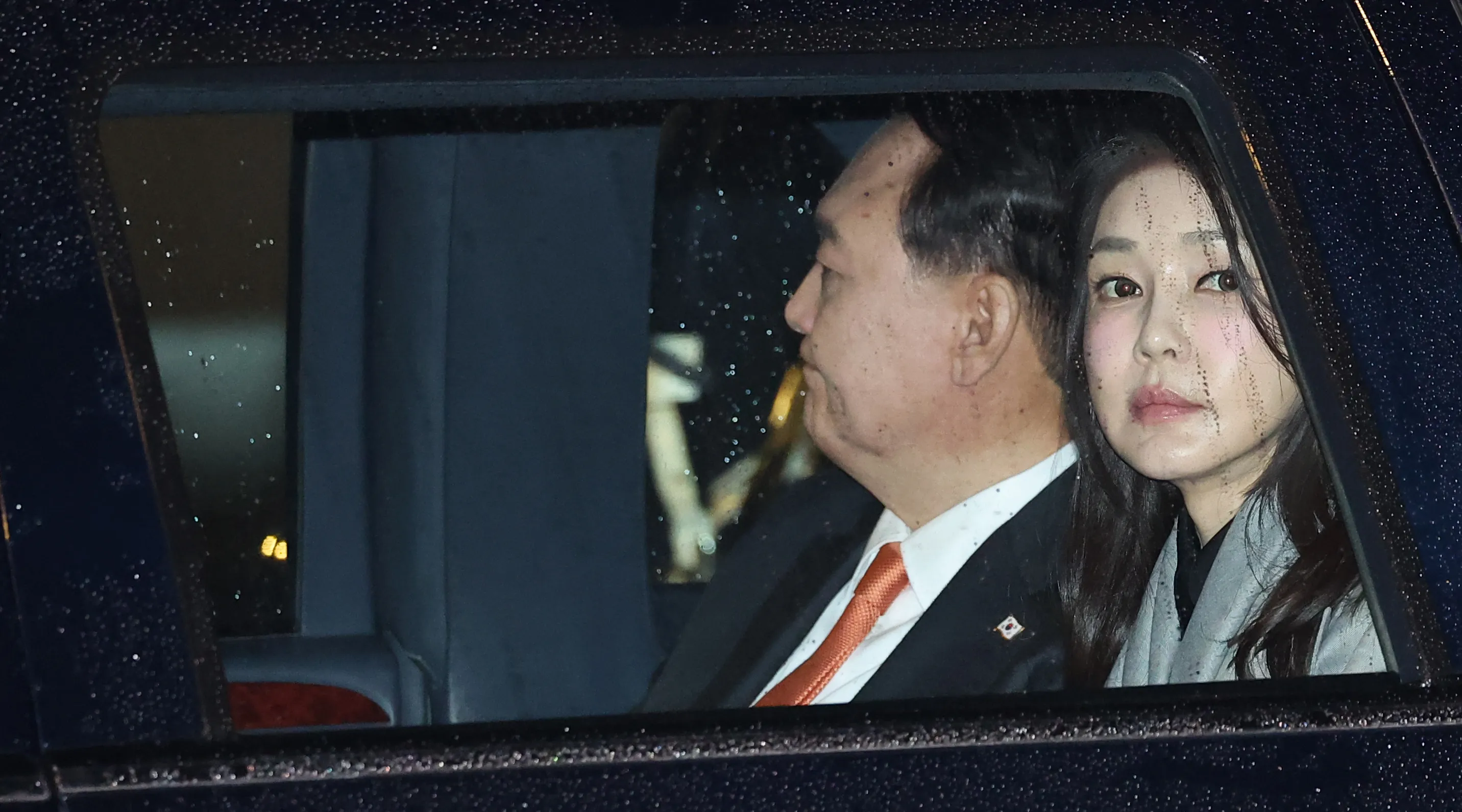 윤석열 대통령 ‘파면’  4일 헌법재판소가 윤석열 대통령 탄핵 사건에 대해 인용 선고를 했다. 탄핵 소추 111일, 변론 종결 38일 만이다. 사진은 2023년 12월 12일, 네덜란드 국빈 방문 당시 차량에 탑승한 윤 전 대통령과 김건희 여사. 2025.4.4 연합뉴스