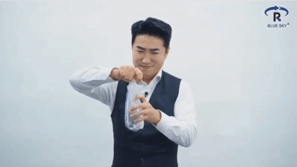 장동민이 시연한 라벨 분리 기술. 푸른하늘 유튜브 캡처